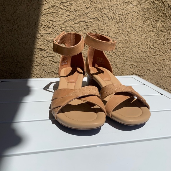 Clarks Collection tan block leather heels sandals size 7.5M - Picture 3 of 15